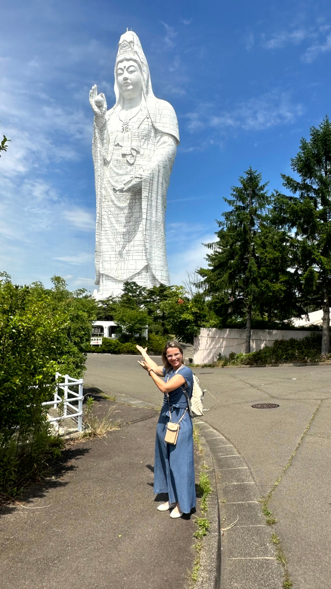 Michele diante do Sendai Daikannon, a grande estátua branca de Kuan Yin, em Sendai, Japão