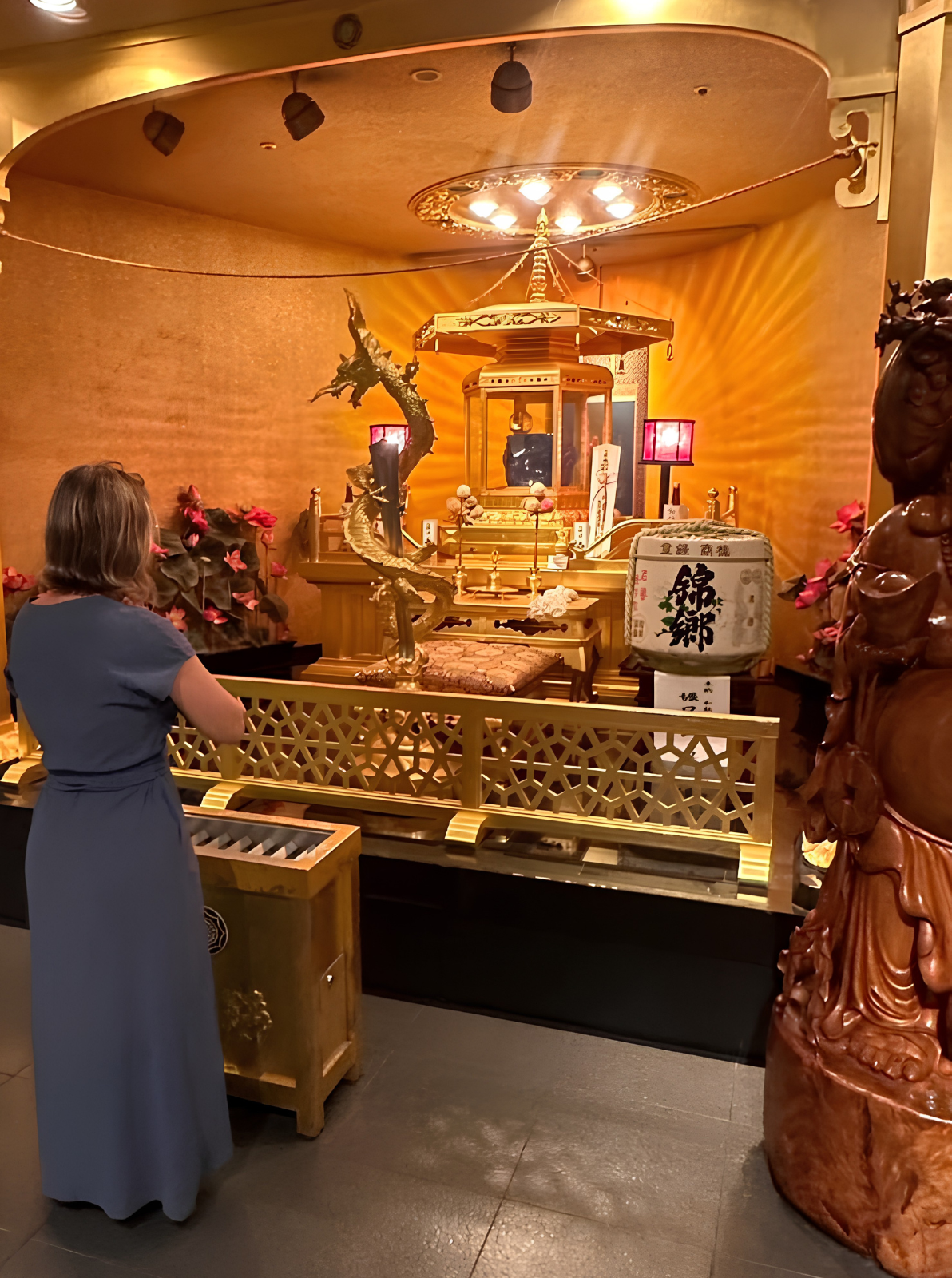 Michele diante do altar dourado no interior do Sendai Daikannon, em Sendai, Japão