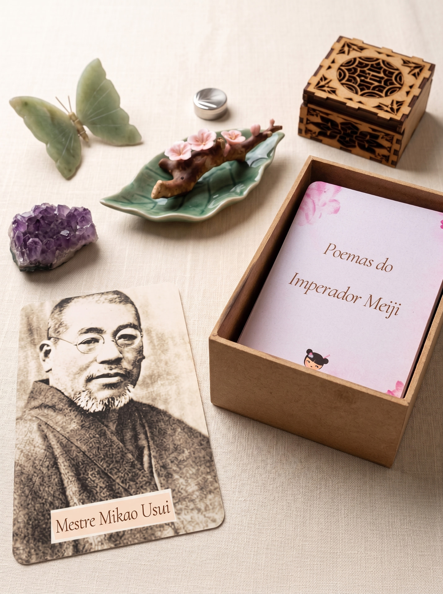 Conjunto de cartas dos Poemas do Imperador Meiji ao lado da carta com a imagem de Mestre Mikao Usui