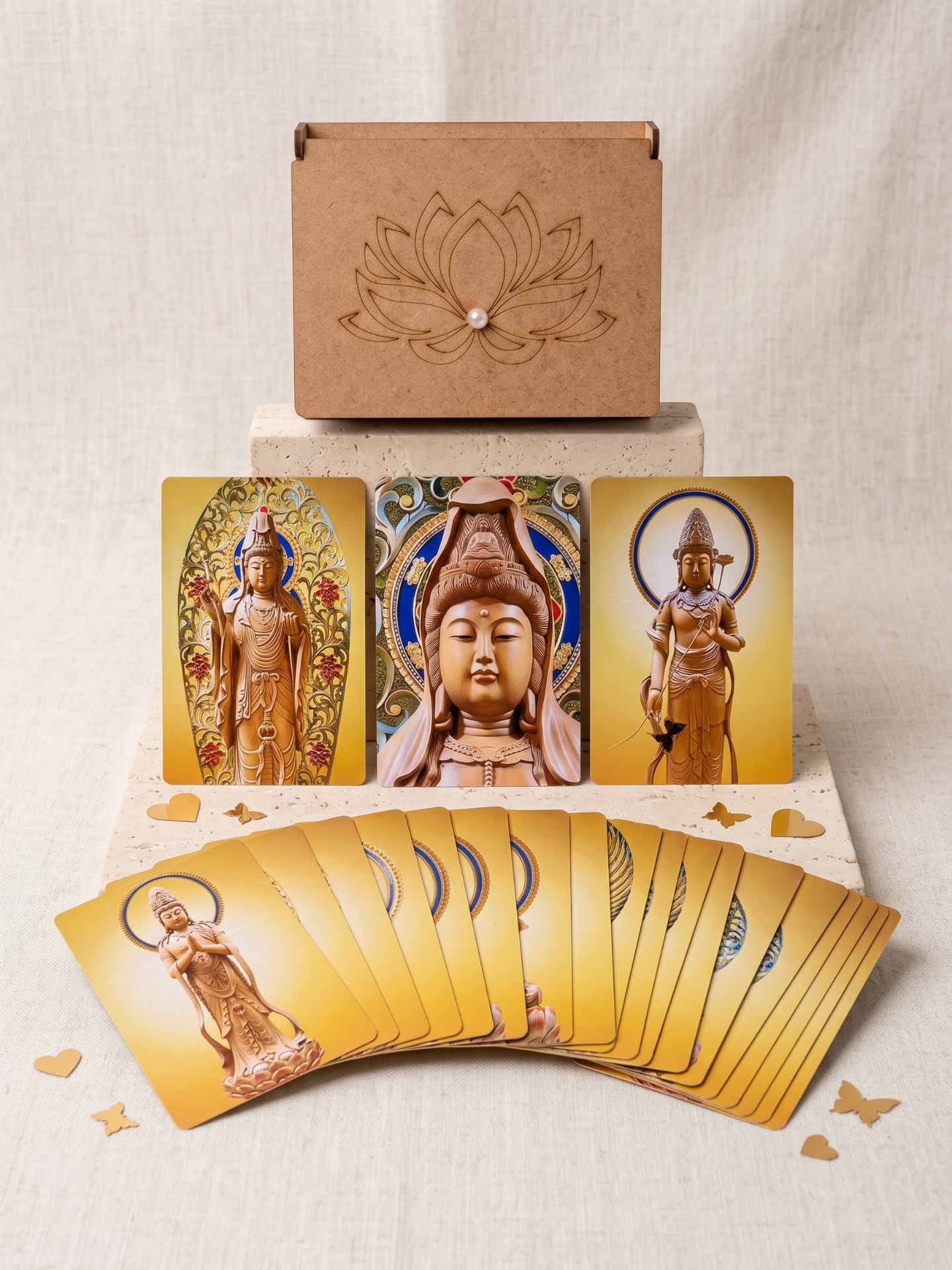 Caixa de madeira do Oráculo Terapêutico de Kuan Yin com o conjunto de cartas impressas dispostas sobre a mesa