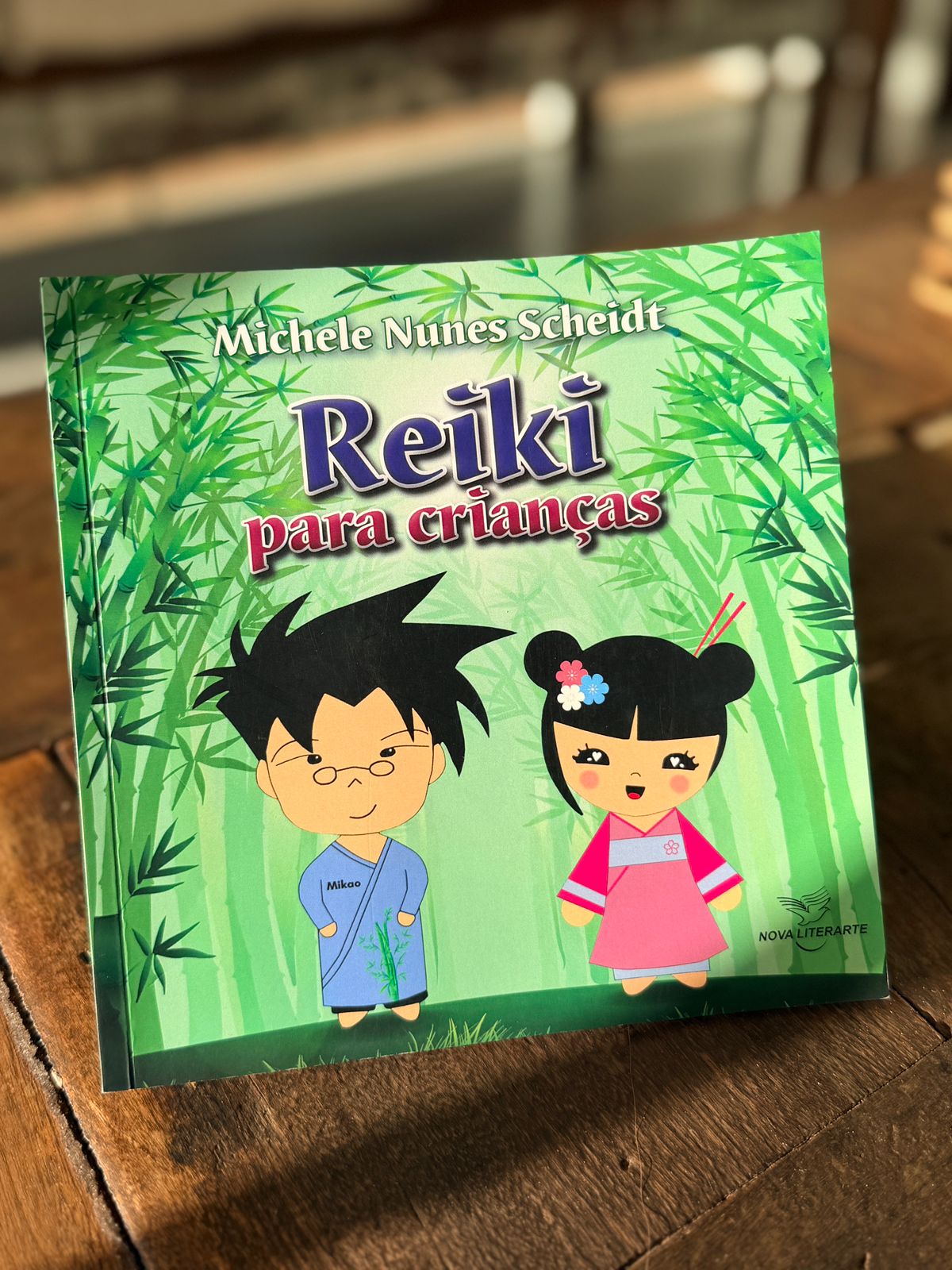 Detalhe da capa do livro Reiki para Crianças, com as ilustrações criadas por Michele