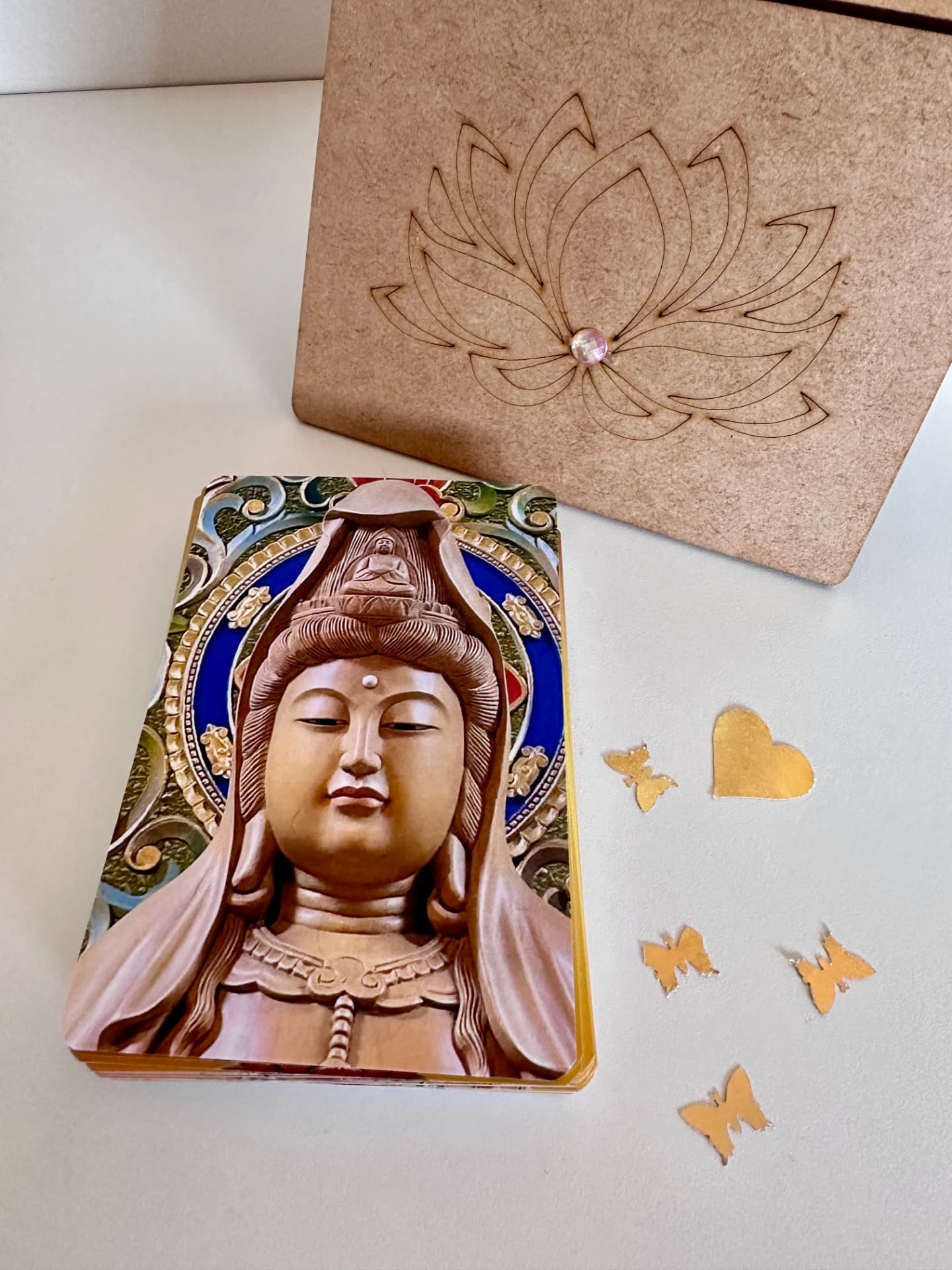 Caixa de madeira e cartas do Oráculo Terapêutico de Kuan Yin já impressos