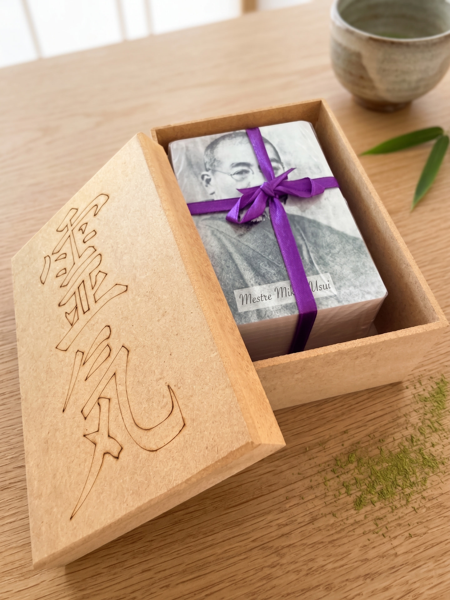 Cartas com os poemas do Imperador Meiji, ao lado do retrato de Mikao Usui
